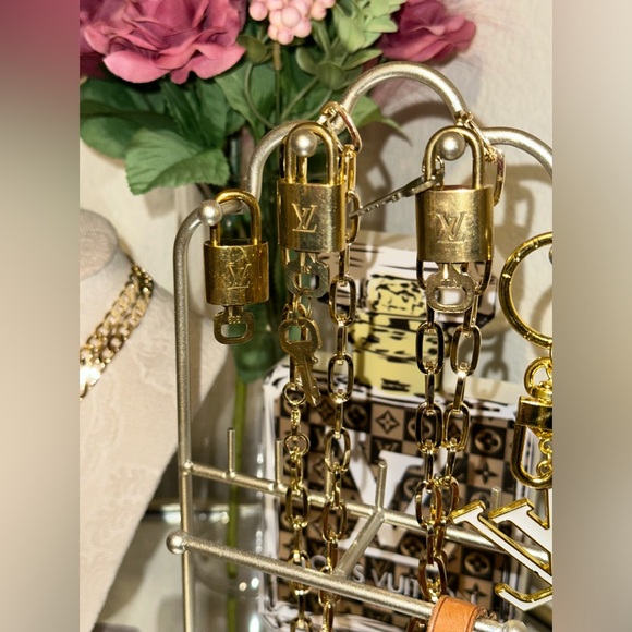 Louis Vuitton lock and key with unbranded gold chain double wrapped, original - Picture 14 of 14